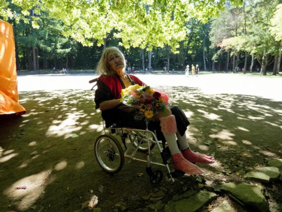 大道芸人ギリヤーク尼ヶ崎さんが円山公園(自由広場)にて公演がありましたのイメージ